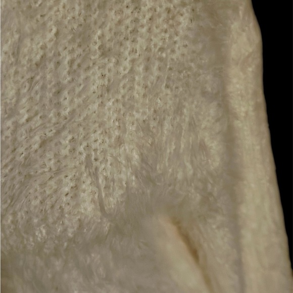 Love Tree NWOT Warm White Loose-fitting Furry Sweater size Small - Picture 4 of 6